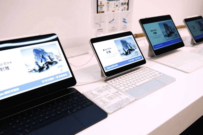 玩家在Apple门店内体验《射雕》游戏，沉浸于武侠世界