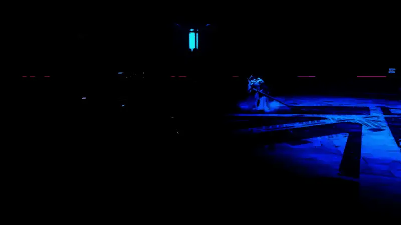 主角与Boss激烈交锋，刀光剑影间充满张力的战斗画面