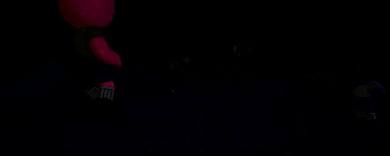 《PEAK》中两名玩家正在尝试背包复制技巧，一人背着另一人，画面紧张刺激