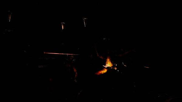 《战锤40K：暗潮》战斗场景，角色与敌人激烈交火