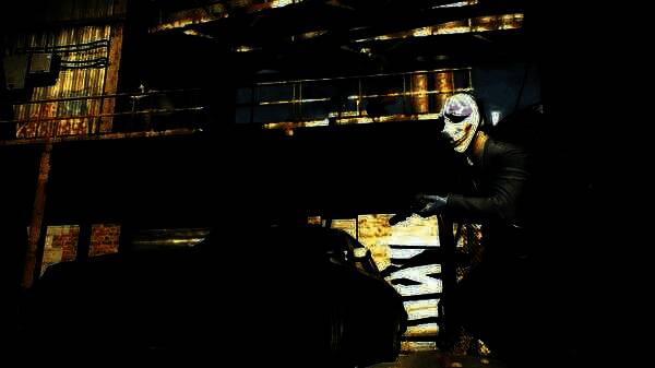 《收获日2》火并场景，角色持枪与警察交战