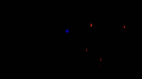 《护核纪元》战斗画面，角色与巨大泰坦对战