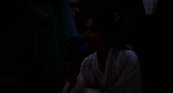 李一桐身着古风服饰，站在田园小城中，笑容温柔