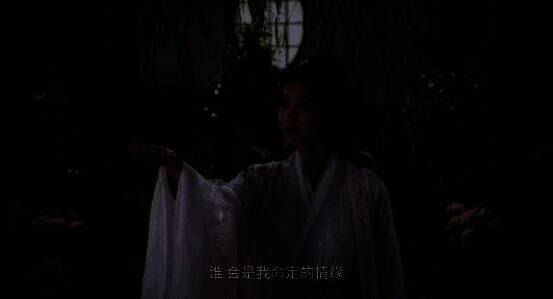 李一桐与城主并肩而立，背景为炊烟袅袅的田园小城，画面温馨治愈