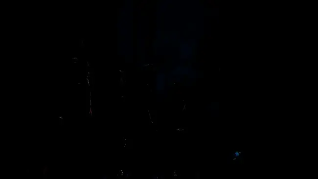 游戏开发团队在工作室内讨论项目细节，气氛专注而紧张