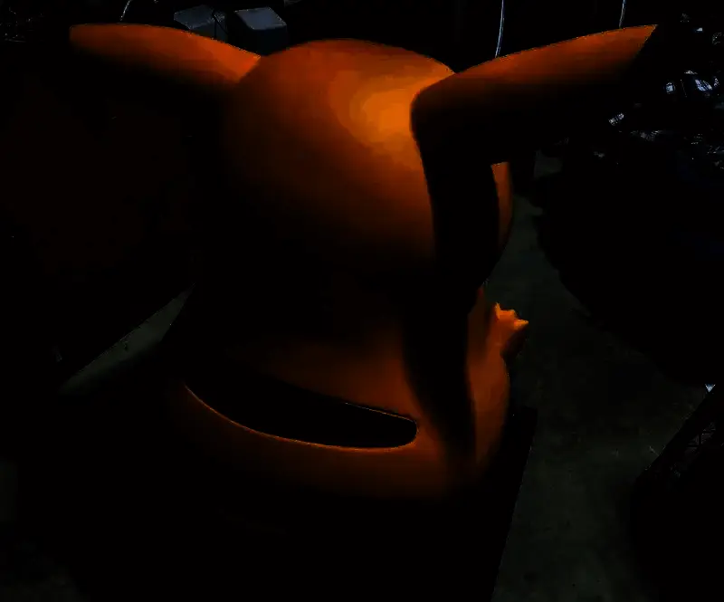 皮卡丘雕像侧面与背部展示，可见尾巴连接孔与部分磨损痕迹