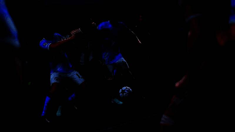 游戏实机截图，展示球员在绿茵场上的激烈对抗