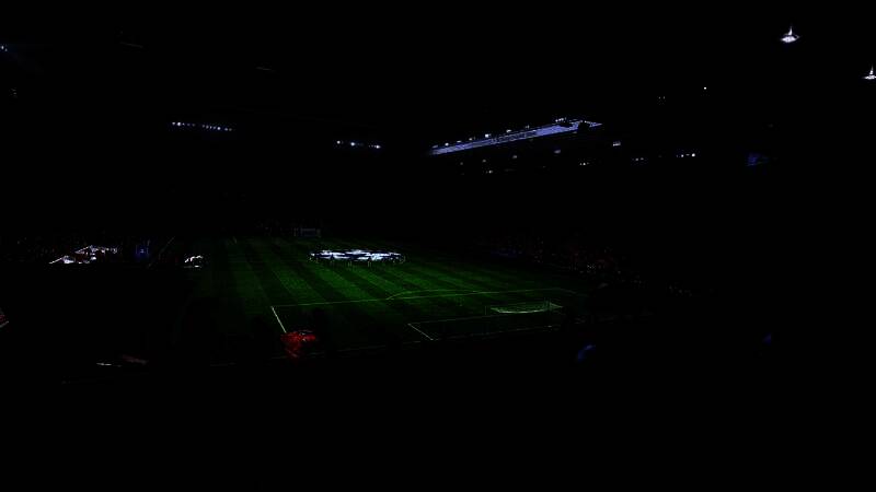 球员在比赛中完成精彩射门的瞬间截图