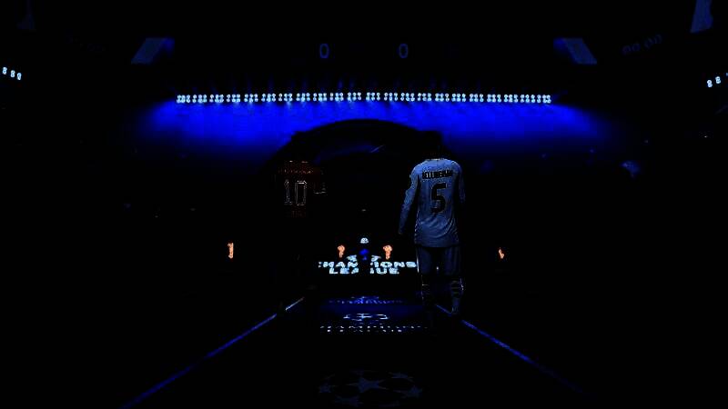 足球场边战术板界面展示，提供详细数据分析