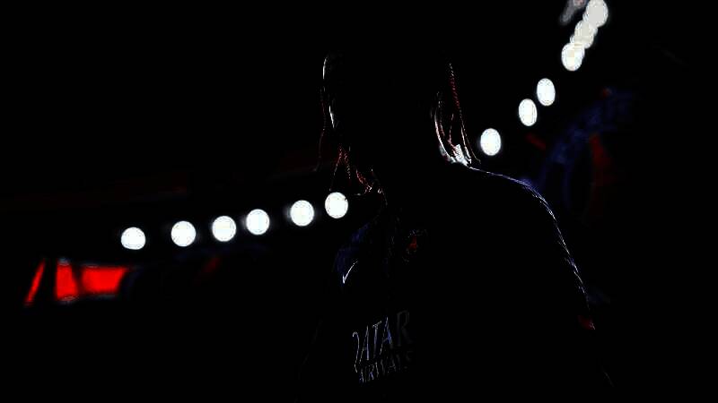 球员在比赛中的高速冲刺与控球动作展示