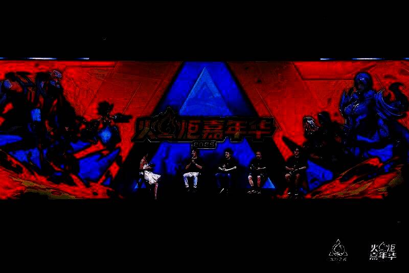 嘉宾与开发团队现场互动，气氛轻松又充满激情