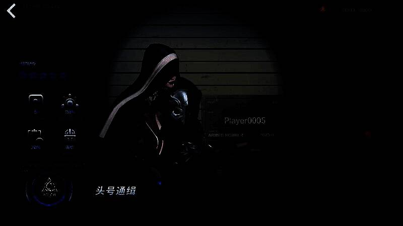 玩家劫持运钞车现场，角色与保镖激烈交战，背景为爆炸特效