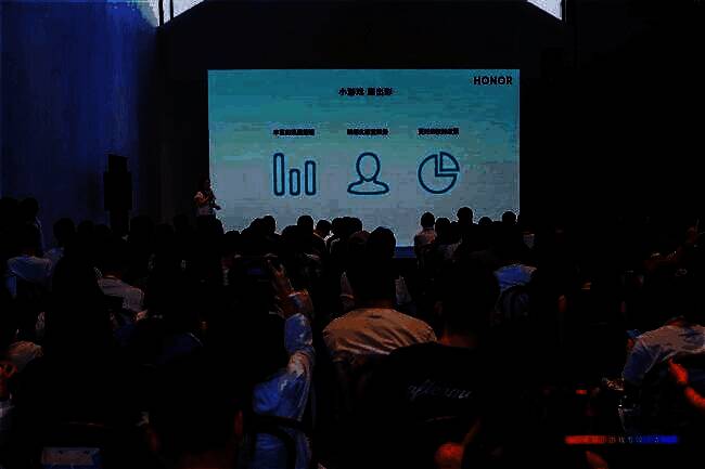 荣耀小游戏中心界面升级，采用视频大卡和精品卡展示形式