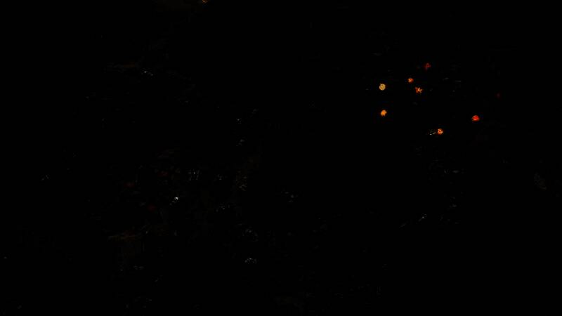 《突袭5》游戏画面，空中战机与地面装甲部队协同作战