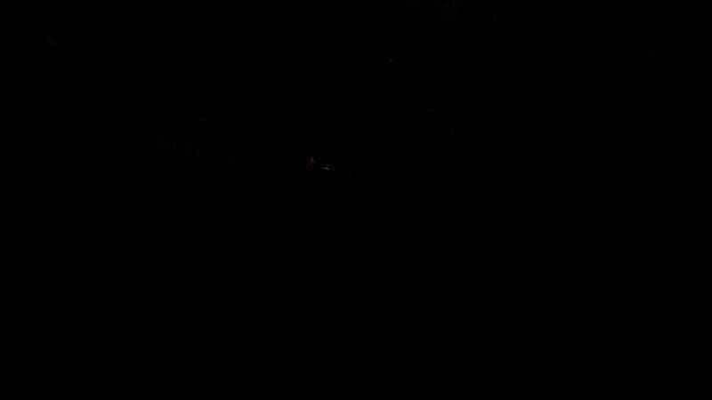 《突袭5》战斗场景，装甲部队在开阔地带展开火力压制