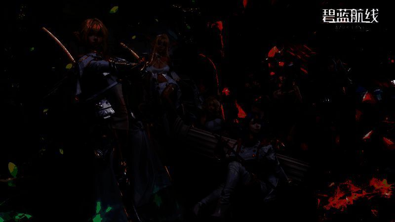 多位角色Coser合影，现场玩家热情围观，气氛热烈