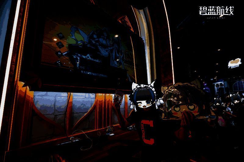 贩售区玩家抢购限量周边，福袋惊喜不断