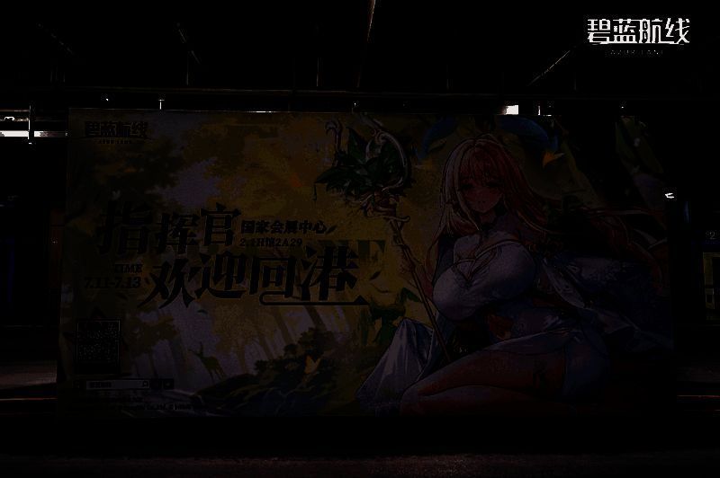 大柴郡玩偶巡游现场，玩家合影不断，气氛热烈