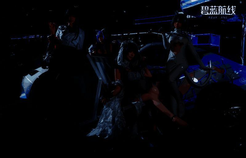 同人摊位前玩家排队购买作品，气氛热烈