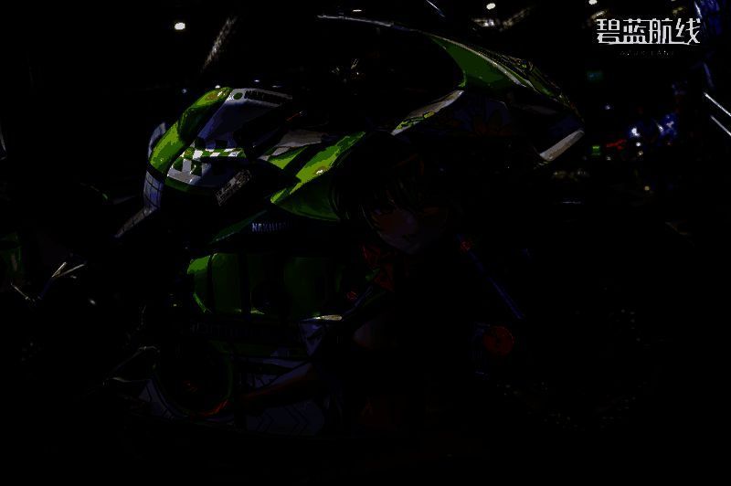 《碧蓝航线》主题痛车展示，车身涂装精美，吸引观众拍照