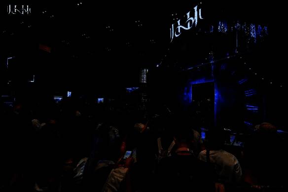 《归环》在BW2025展会上的展位布置充满未来科技感，吸引大量玩家驻足围观