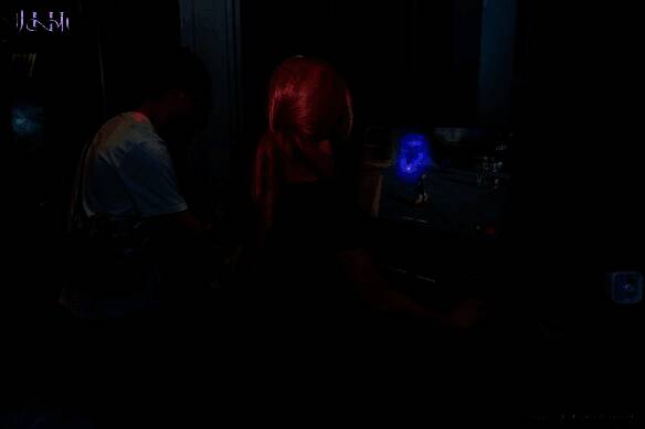 玩家正在试玩《归环》中的达芙涅副本，角色与使灵并肩作战，战斗特效炫目