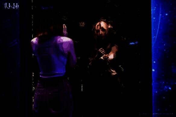 COSER身穿《归环》角色服装在舞台上进行互动表演，现场气氛热烈