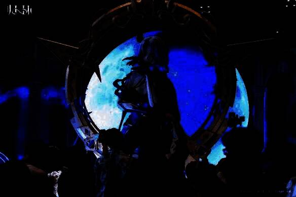 达芙涅巨物雕塑高耸入云，周围玩家争相拍照，展区灯光与雕塑细节交相辉映