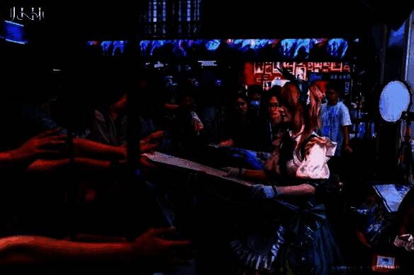 玩家在《归环》展台领取限定周边礼品，展台布置充满游戏元素，氛围感十足