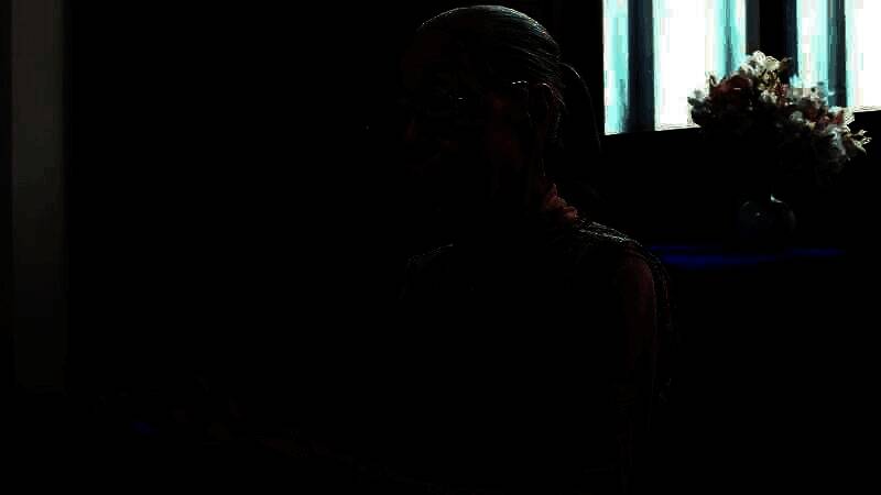 一位白发老人正在操作游戏手柄，表情专注，身旁摆放着游戏周边