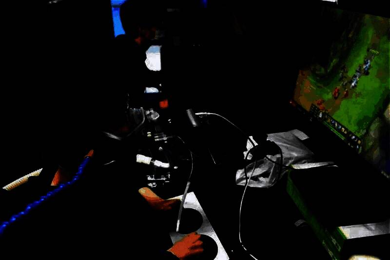 特制游戏设备展示，包括声控手柄、口含式操纵杆等辅助装置