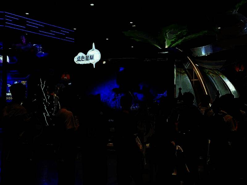 玩家领取试玩手环，有序排队等待体验《蓝色星原：旅谣》试玩版本