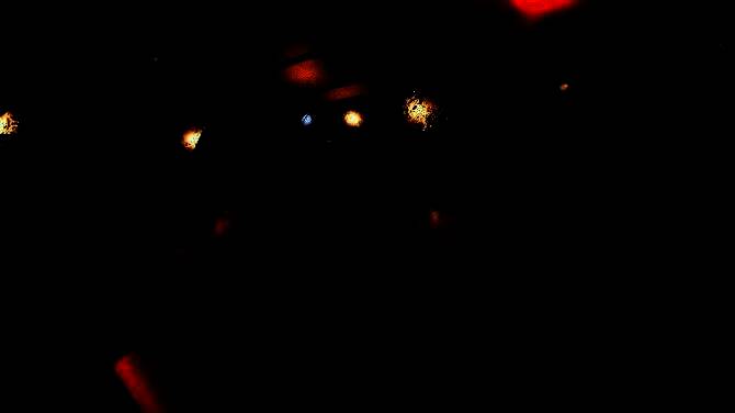 游戏中角色站在昏暗走廊尽头，门缝透出微弱红光，气氛极度紧张