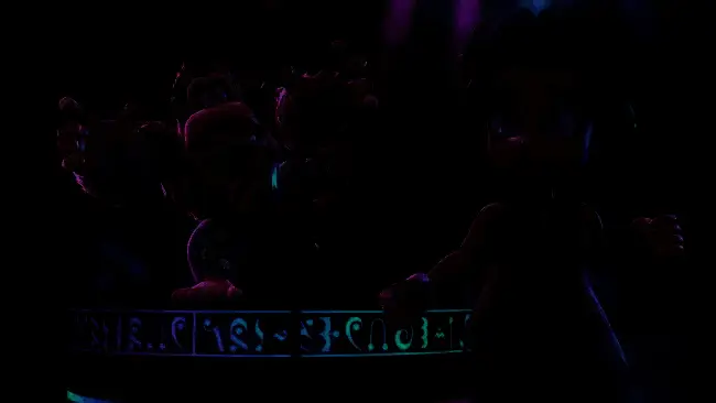 游戏中咚奇刚在丛林中跳跃破坏障碍物的动态画面，画面充满动感特效