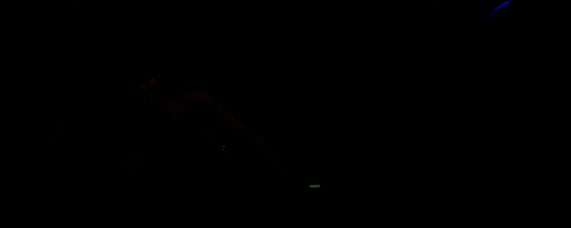 NPC小雨站在废墟边缘，眼神深邃地望向主角，背景是漂浮的BT能量光效