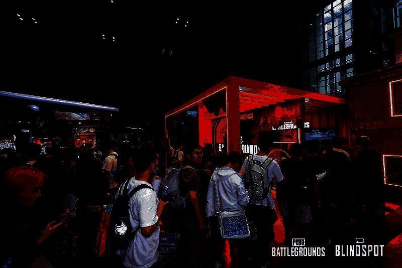 COSER扮演PUBG角色站姿飒爽，周围粉丝举手机拍摄