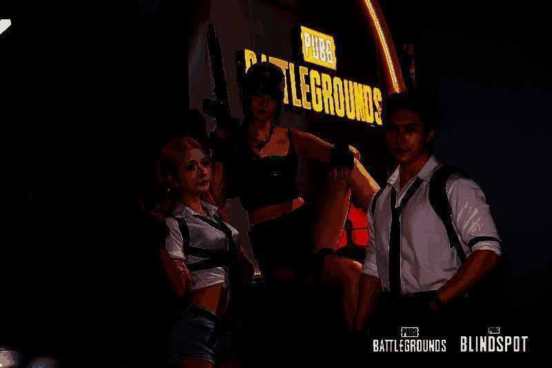 COSER与玩家互动合影，笑容灿烂，现场气氛热烈