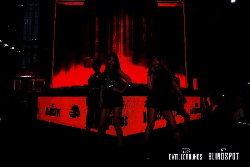 玩家围观COSER表演，展台前人潮涌动