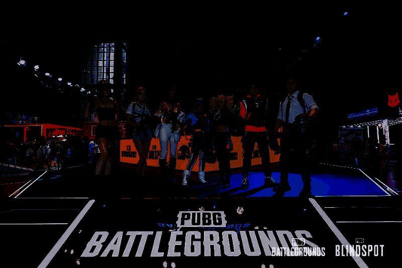 主播17_shou在现场与观众互动，笑容亲切