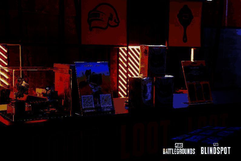 玩家专注试玩新作BLINDSPOT，神情投入