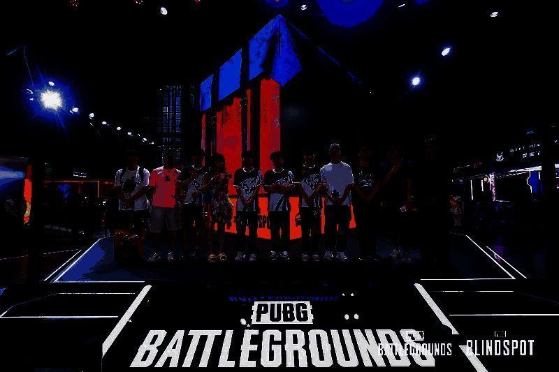 试玩区排队盛况，玩家手持手柄等待体验新作