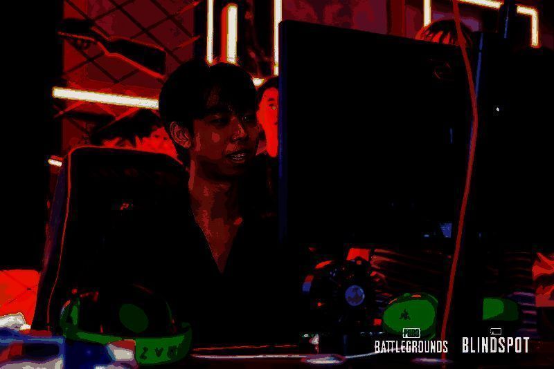 工作人员指导玩家操作，现场秩序井然