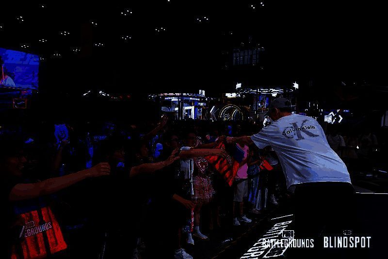 试玩画面截图，展示游戏内俯视角战斗场景