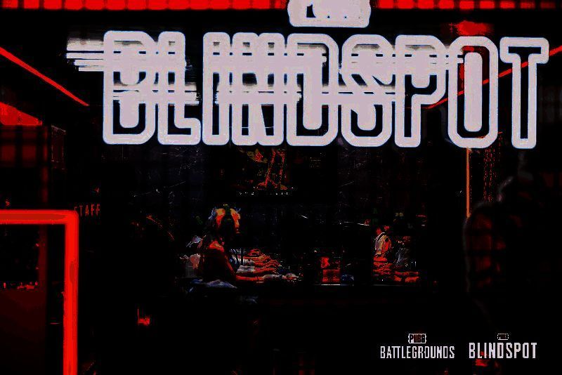 玩家与工作人员击掌庆祝通关，现场气氛热烈