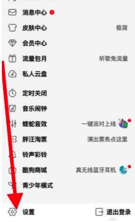 深色模式开启前后对比图，左侧亮色界面，右侧暗色界面