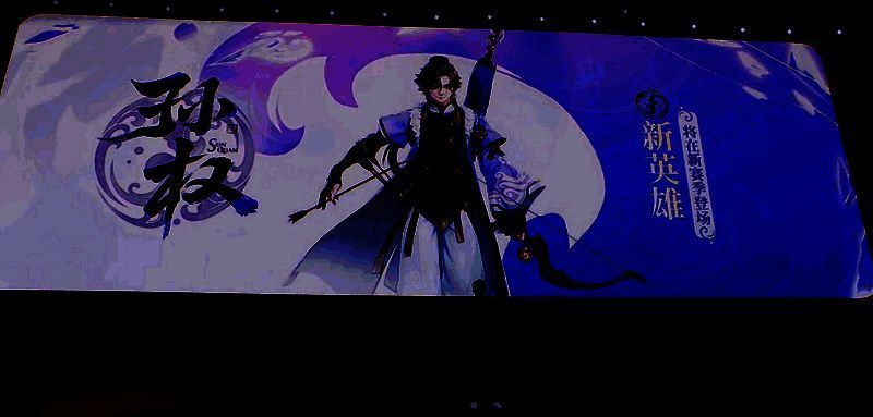 玩家使用语音控制《三国杀》进行游戏操作，界面显示语音识别结果及自动点击反馈