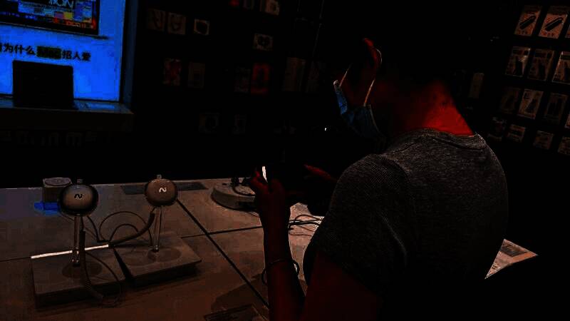 玩家专注下棋画面，屏幕上是蛋仔碰碰棋的卡通棋盘界面