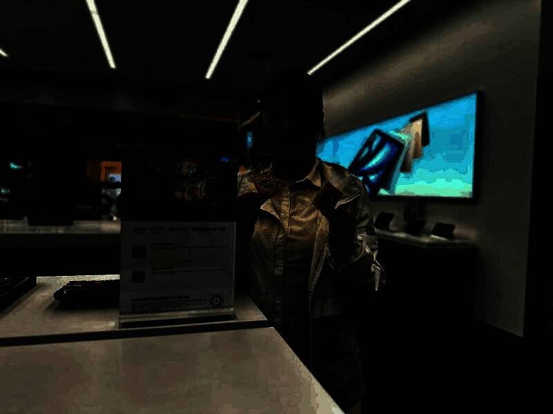 商场大屏播放蛋仔派对动画片段，路人纷纷拍照打卡