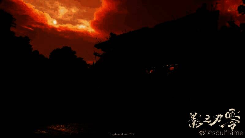 试玩区玩家专注操作画面，桌上整齐排列PS5与PC设备，工作人员在一旁协助调试