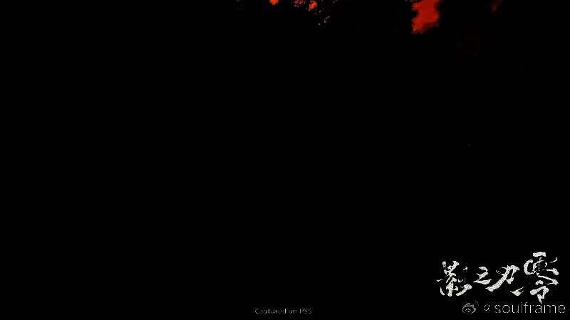 制作人梁其伟手持PS5手柄接受采访，背景为《影之刃零》LOGO与水墨风格海报